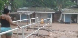 Evacuan a familias en Roatan tras inundaciones