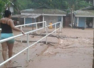 Evacuan a familias en Roatan tras inundaciones