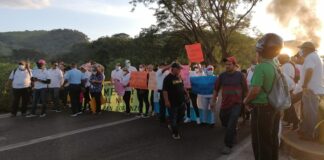 Empleados del Hospital de San Lorenzo se toman la carretera Panamericana exigiendo pago de salarios atrasados