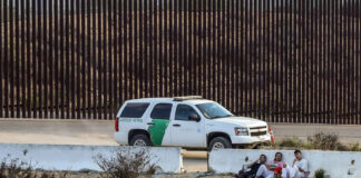 Un juez bloquea la norma sanitaria por la que EE.UU. expulsa a migrantes