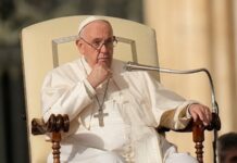 El Papa Francisco descarta la posibilidad de ordenar a mujeres sacerdotes, pero dice que merecen «más lugar»