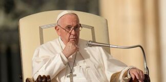El Papa Francisco descarta la posibilidad de ordenar a mujeres sacerdotes, pero dice que merecen «más lugar»