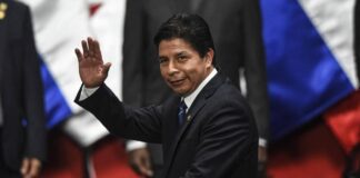 Castillo termina su turbulento mandato con un suicidio político