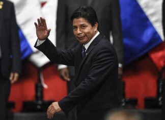 Castillo termina su turbulento mandato con un suicidio político