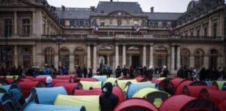 Al menos 200 inmigrantes menores se manifiestan para pedir acogida en Francia