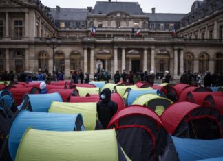 Al menos 200 inmigrantes menores se manifiestan para pedir acogida en Francia