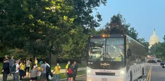 Envían buses con decenas de inmigrantes desde El Paso a Nueva York y Chicago