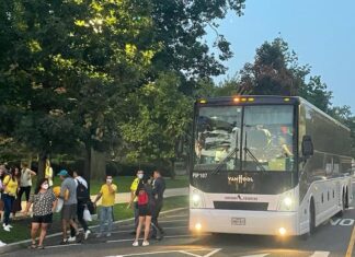 Envían buses con decenas de inmigrantes desde El Paso a Nueva York y Chicago