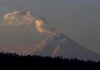 El volcán Cotopaxi emana una columna de 1.500 metros de vapor, gas y ceniza
