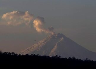El volcán Cotopaxi emana una columna de 1.500 metros de vapor, gas y ceniza