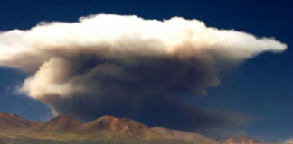El volcán Láscar al norte de Chile registra un nuevo pulso eruptivo