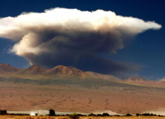 El volcán Láscar al norte de Chile registra un nuevo pulso eruptivo