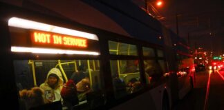 Texas envía buses con migrantes a la casa de Kamala Harris en Nochebuena