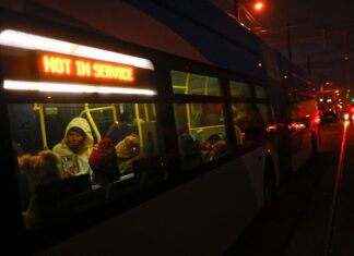 Texas envía buses con migrantes a la casa de Kamala Harris en Nochebuena
