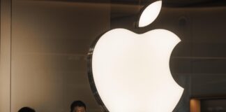 Apple retrasa el lanzamiento de su vehículo eléctrico a 2026, según medios