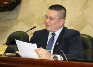 Diputado Enrique Yllescas dice que Bartolo Fuentes ejecutó la acción de un «pinche vago, cholero», al arrebatarle un proyecto de ley al presidente del CN