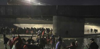 Migrantes desbordan la capacidad en El Paso y aguantan penurias en las calles
