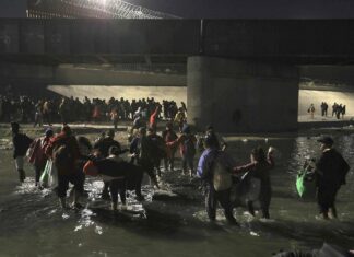 Migrantes desbordan la capacidad en El Paso y aguantan penurias en las calles