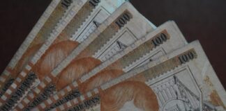 Obreros y el gobierno logran un preacuerdo para un ajuste salarial al sector público del país