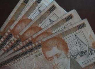 Obreros y el gobierno logran un preacuerdo para un ajuste salarial al sector público del país