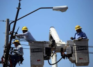 Empleados de la ENEE dejan sin luz a los habitantes de la Colonia «Villas Costa Verde» de SPS porque no les permitieron ingresar