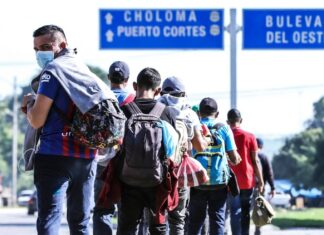Más de mil cien hondureños se van del país al día, acechados por la violencia y falta de oportunidades que hay en Honduras
