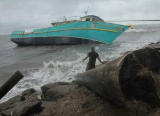 Debido al alto oleaje en Islas de la Bahía, Capitanía de Puerto cancela toda actividad marítima