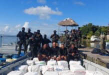 Las FFAA detienen una embarcación con fardos de droga en una operación en La Mosquitia