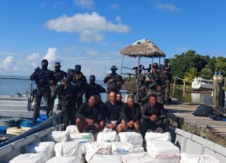 Las FFAA detienen una embarcación con fardos de droga en una operación en La Mosquitia