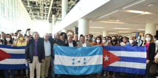 Llegan a Honduras 112 maestros de cubanos para comenzar un programa de alfabetización en el país