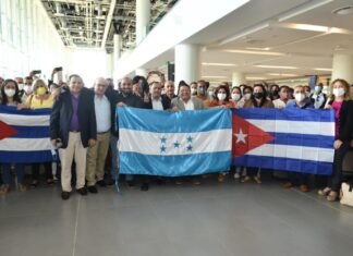Llegan a Honduras 112 maestros de cubanos para comenzar un programa de alfabetización en el país
