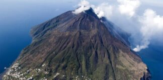Nueva erupción del volcán en la isla italiana de Stromboli despierta temor
