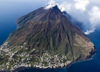 Nueva erupción del volcán en la isla italiana de Stromboli despierta temor