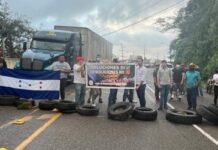 Dueños de restaurantes en el Lago de Yojoa realizan tomas en la carretera CA-5
