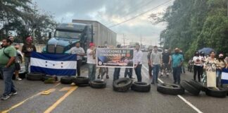 Dueños de restaurantes en el Lago de Yojoa realizan tomas en la carretera CA-5
