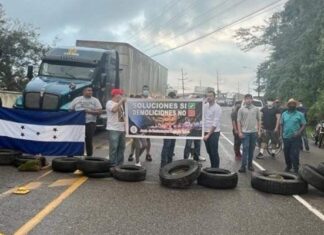 Dueños de restaurantes en el Lago de Yojoa realizan tomas en la carretera CA-5