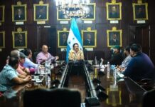 Mel Zelaya sentado en la silla presidencial, que el pie de foto lo ponga el pueblo, pide Esdras Amado López