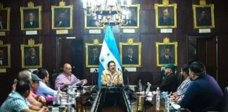 Mel Zelaya sentado en la silla presidencial, que el pie de foto lo ponga el pueblo, pide Esdras Amado López