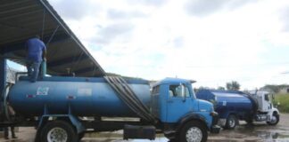 Conductores de cisternas de agua subirán a 20 lempiras el precio del barril para poder pagar la extorsión