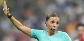 Stephanie Frappart hizo historia al ser la primera mujer en dirigir un partido de fútbol en un mundial