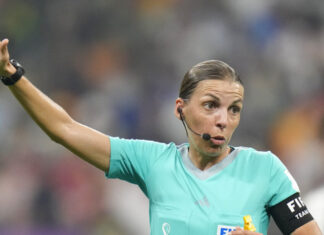 Stephanie Frappart hizo historia al ser la primera mujer en dirigir un partido de fútbol en un mundial
