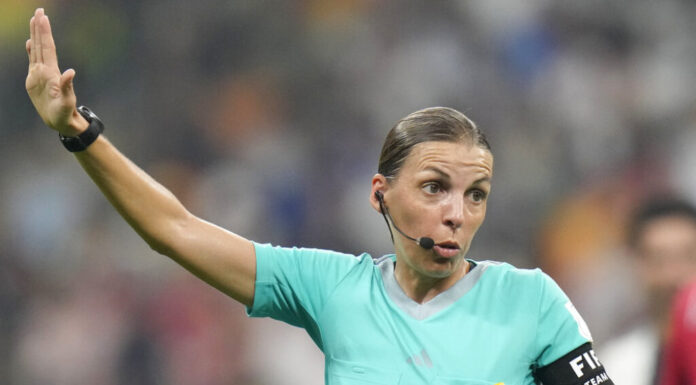 Stephanie Frappart hizo historia al ser la primera mujer en dirigir un partido de fútbol en un mundial