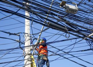Hombre muere electrocutado en un poste del tendido eléctrico en El Progreso