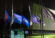 Banderas a media asta en la sede de la FIFA en recuerdo a Pelé