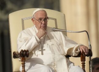 El papa pide no caer en la caricatura de la Navidad, cómo fiesta consumista