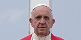 El papa denuncia en misa del gallo una humanidad insaciable de poder y dinero