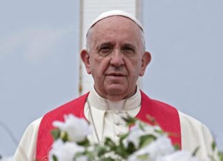 El papa denuncia en misa del gallo una humanidad insaciable de poder y dinero