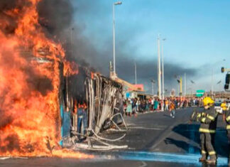 Al menos 8 muertos y unos 50 heridos tras explotar un camión en Sudáfrica