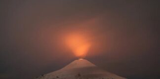 Volcán Villarrica mantiene alerta de autoridades y vecinos en sur de Chile