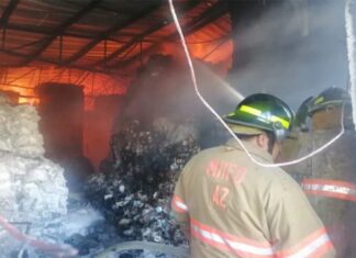 Fuerte incendio consume bodegas de material reciclable en el Anillo Periférico